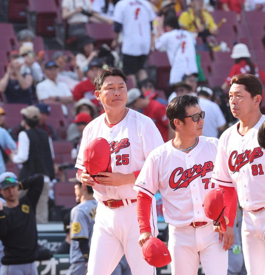 　敗戦後、ファンにあいさつする新井監督ら（撮影・市尻達拡）