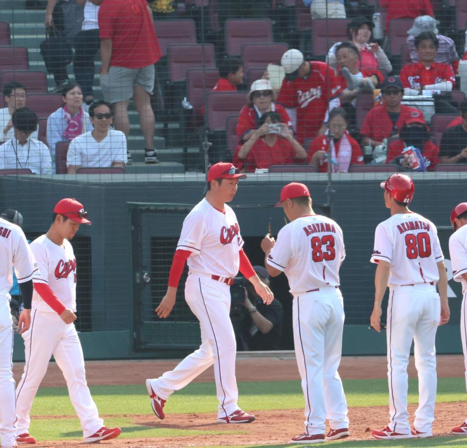 　阪神に３連敗を喫し、あいさつに向かう新井監督（中央）＝撮影・北村雅宏