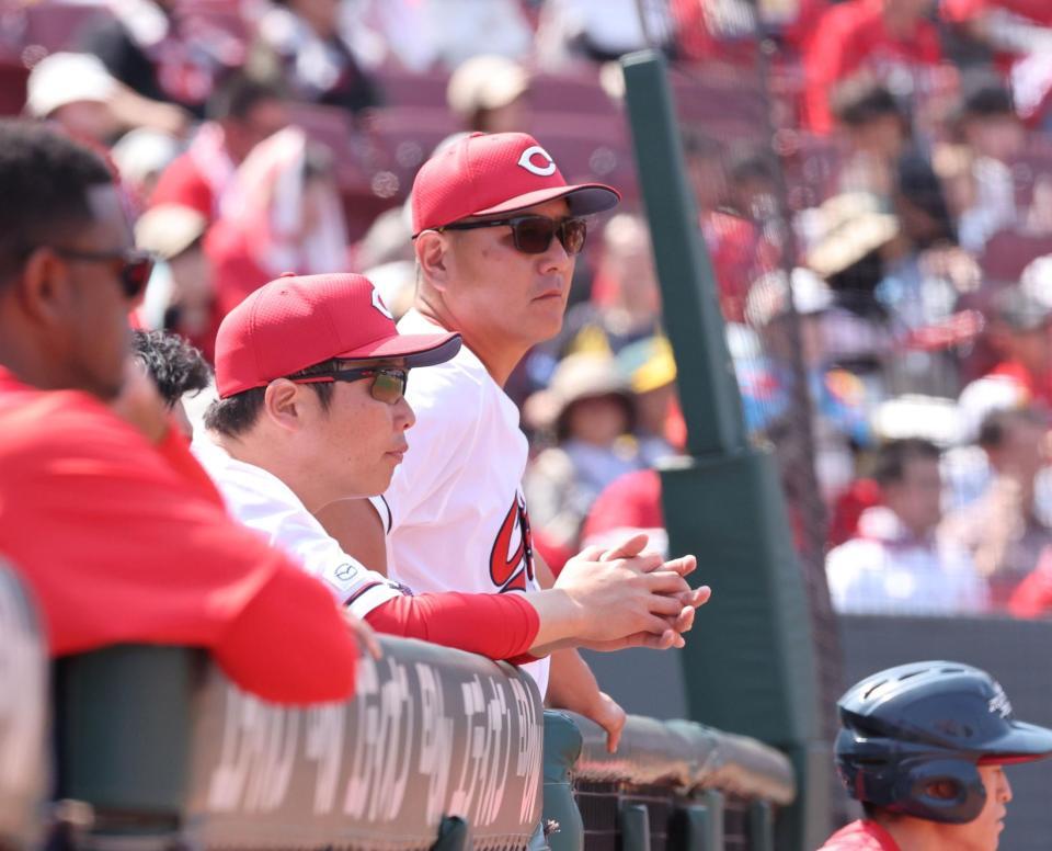 　５回、グラウンドを見つめる新井監督（撮影・市尻達拡）