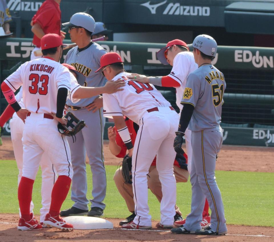 　９回、森下の打球が広島・佐々木泰（１０）に直撃する（撮影・北村雅宏）