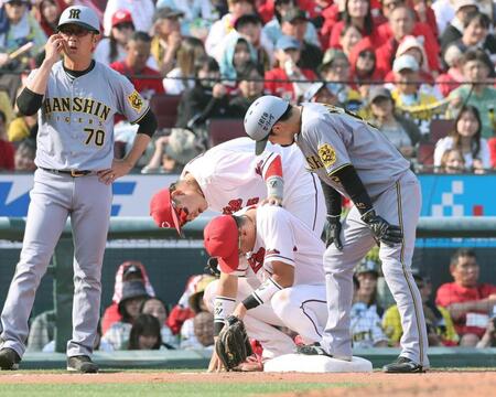 　９回、森下の打球がイレギュラーして直撃し、うずくまる佐々木