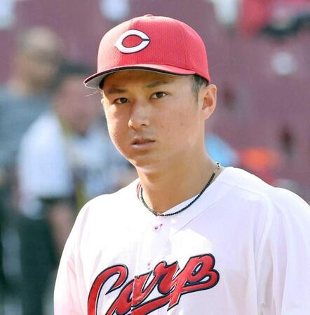 　右頬をはらしてベンチへ戻る佐々木