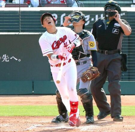 　７回１死満塁で二飛に倒れる佐々木