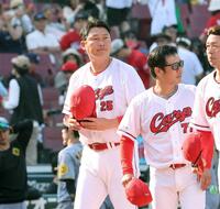 　敗戦後、ファンにあいさつする新井監督（撮影・市尻達拡）