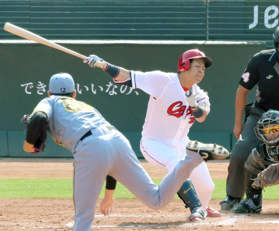 　７回２死満塁で空振り三振に倒れる代打・野間