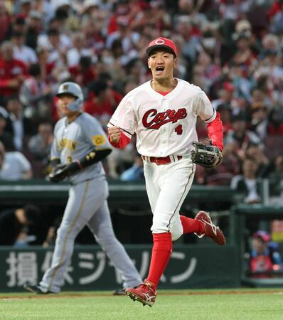 広島・矢野自らが語る超人プレー“ベアハンドキャッチ”　予想に反する打球へ「勝負に出た」