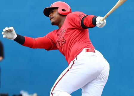 【写真】試合前、新井監督にあいさつにきた九里と西川　なぜにベッツＴシャツ？