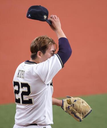 　１回、広島打線に打ち込まれ、汗をぬぐう九里（撮影・坂部計介）