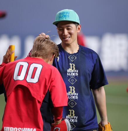 　羽月（手前）をイジる西川（撮影・坂部計介）