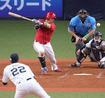 　５回、野間は適時打となる投手内野安打を放つ（撮影・坂部計介）