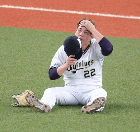 　５回、野間の打球を捕れず、倒れ込む九里（撮影・坂部計介）