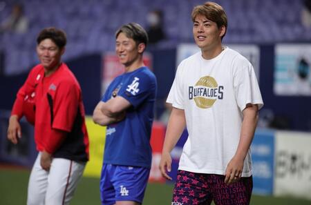 　試合前、広島ナインにあいさつする九里（右、左から坂倉、西川）＝撮影・坂部計介