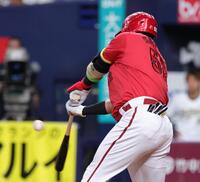 　９回、末包は右犠飛を放つ（撮影・坂部計介）