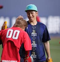 　羽月（手前）をイジる西川（撮影・坂部計介）