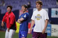 　試合前、広島ナインにあいさつする九里（右、左から坂倉、西川）＝撮影・坂部計介