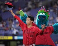 　ファンの声援に応える玉村（撮影・坂部計介）