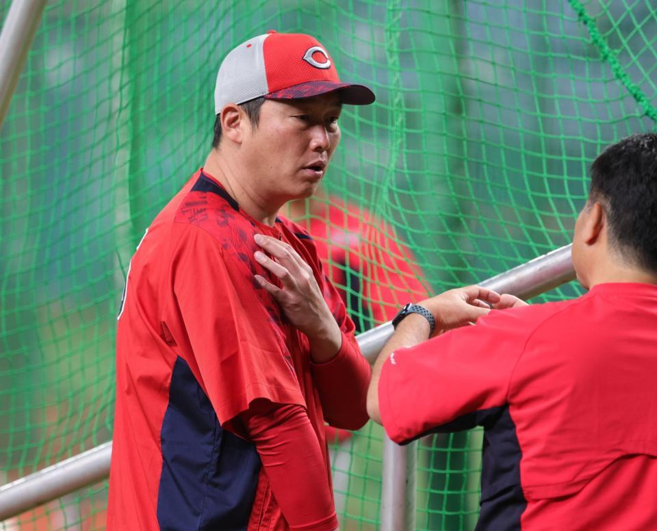　試合前、スタッフと話す新井監督（撮影・坂部計介）