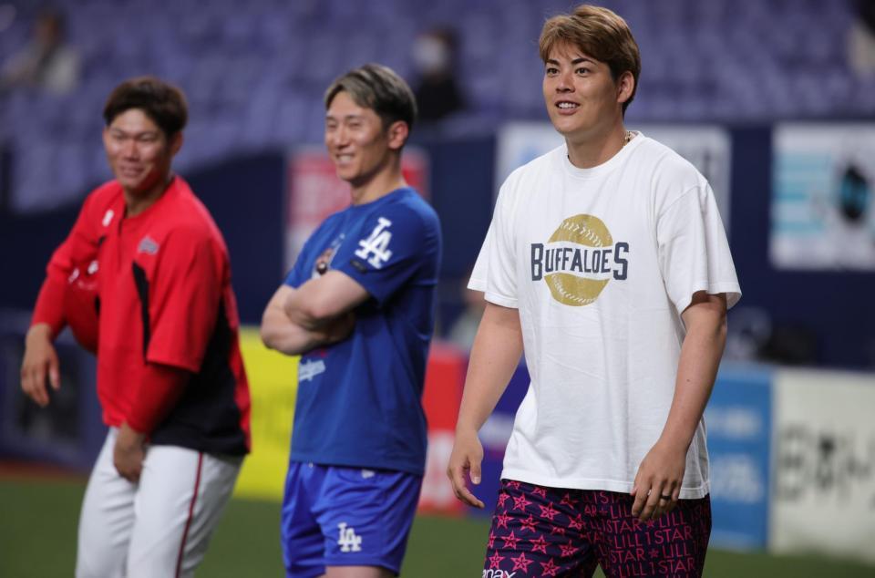 　試合前、広島ナインにあいさつする九里（右、左から坂倉、西川）＝撮影・坂部計介