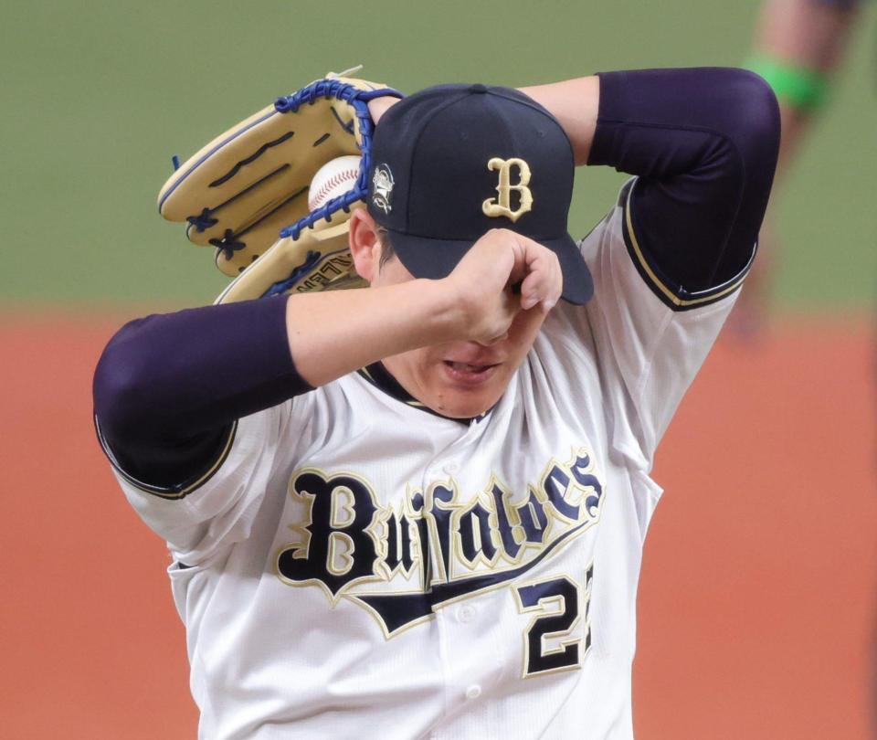 　１回、広島打線に打ち込まれ、ガックリの九里（撮影・坂部計介）