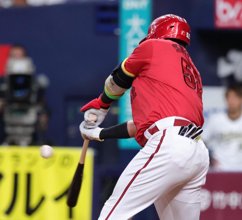 　９回、末包は右犠飛を放つ（撮影・坂部計介）