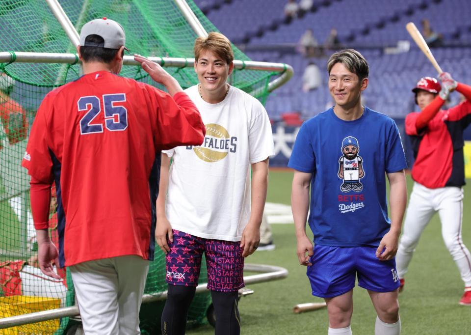 　試合前、新井監督（左）にあいさつする九里と西川（撮影・坂部計介）