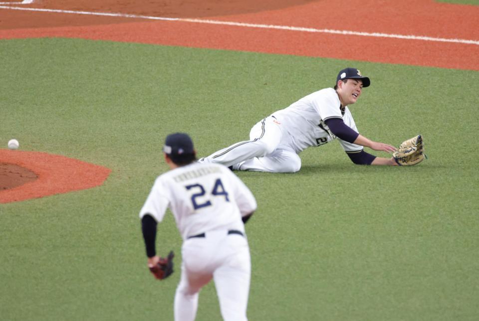 　５回、野間の打球を捕れず、倒れ込む九里（撮影・坂部計介）