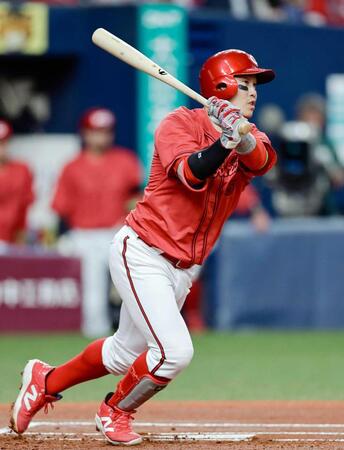 　１回、先制二塁打を放つ小園