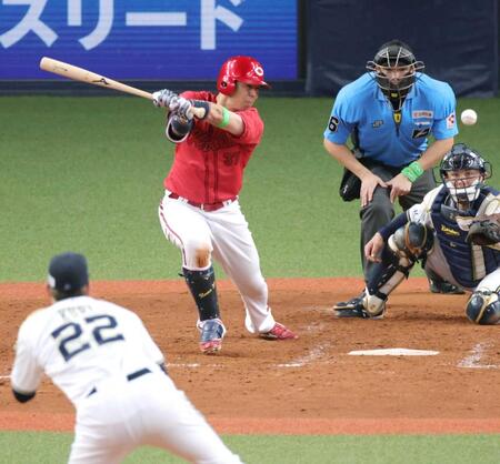 　５回、九里（手前）から適時内野安打を放つ野間（撮影・坂部計介）