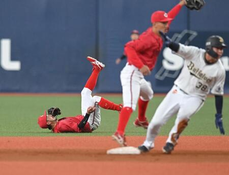 　７回、紅林の打球をファンブルした菊池にエラーがつく（撮影・飯室逸平）