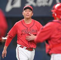 ５回、選手交代を告げベンチへ戻る新井監督（撮影・飯室逸平）