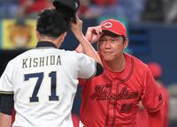 　岸田監督とあいさつを交わす新井監督（撮影・飯室逸平）