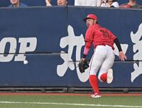 　４回、紅林の打球を追う菊池（撮影・飯室逸平）