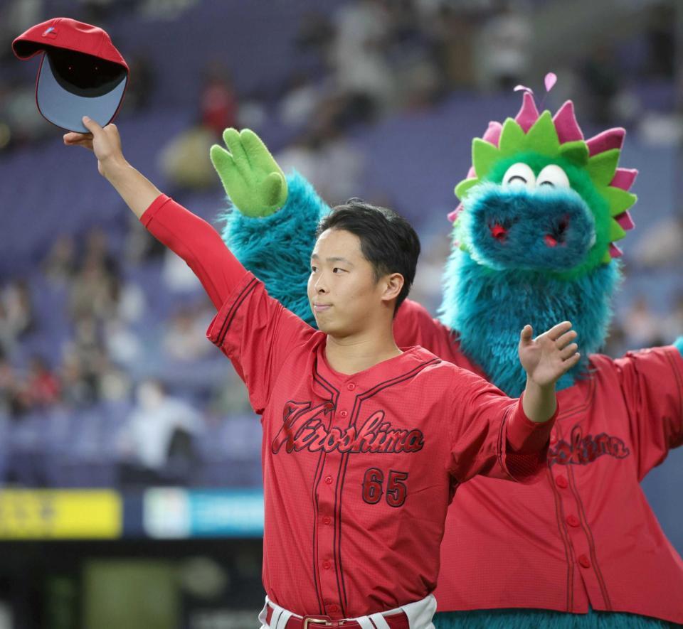 　ファンの声援に応える玉村