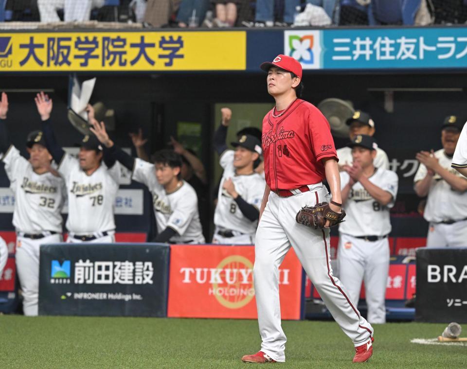 ４回、一挙６点を奪われ、険しい表情の大瀬良（撮影・飯室逸平）