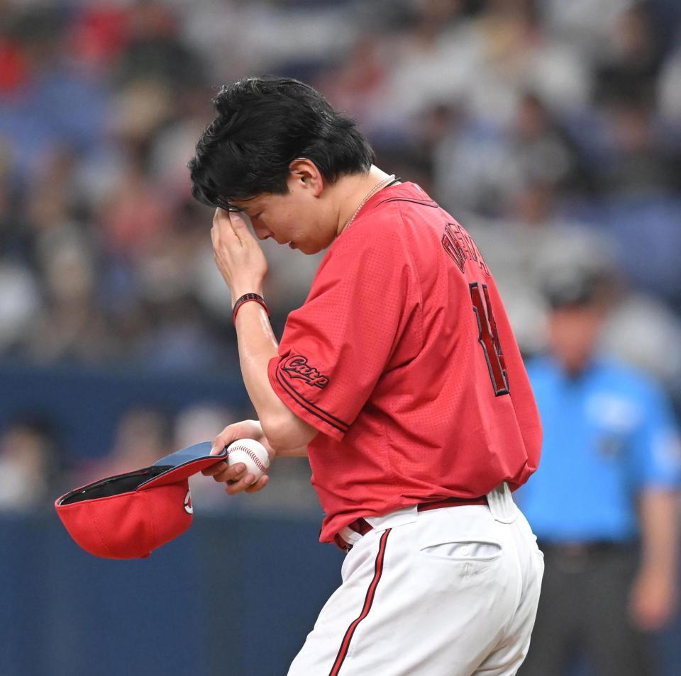 ４回、オリックス打線につかまり、肩を落とす大瀬良（撮影・飯室逸平）