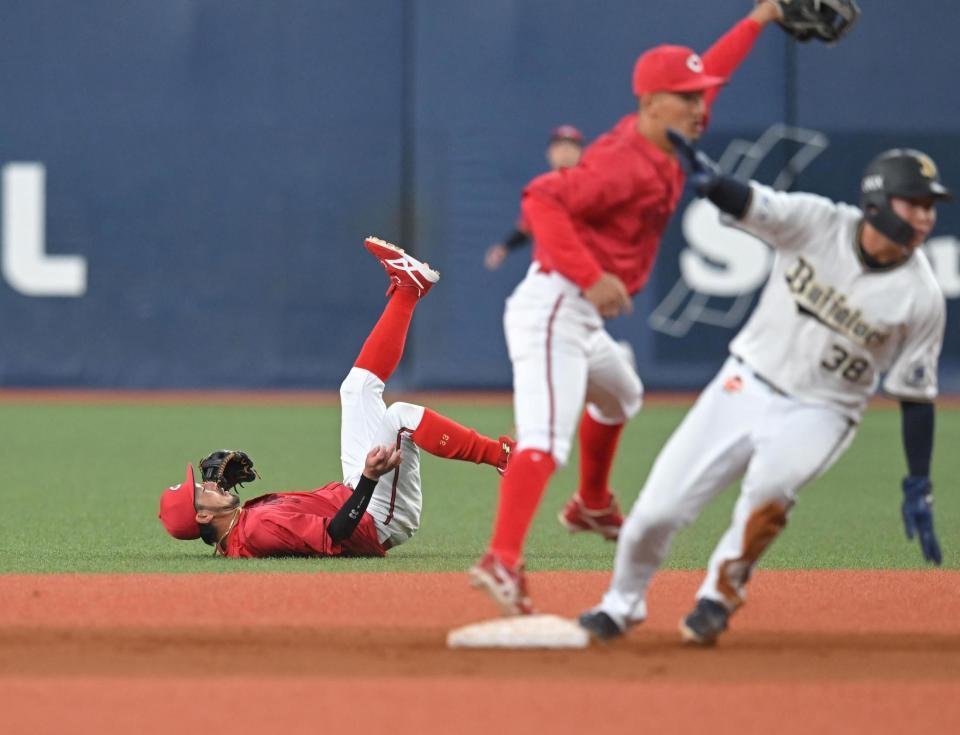 　７回、紅林の打球をファンブルした菊池にエラーがつく（撮影・飯室逸平）