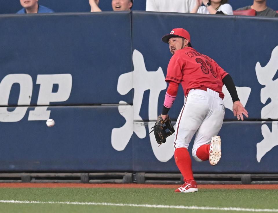 　４回、紅林の打球を追う菊池（撮影・飯室逸平）