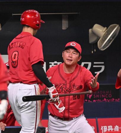 　４回、矢野の適時打で生還した秋山（左）を迎える新井監督（撮影・西田忠信）