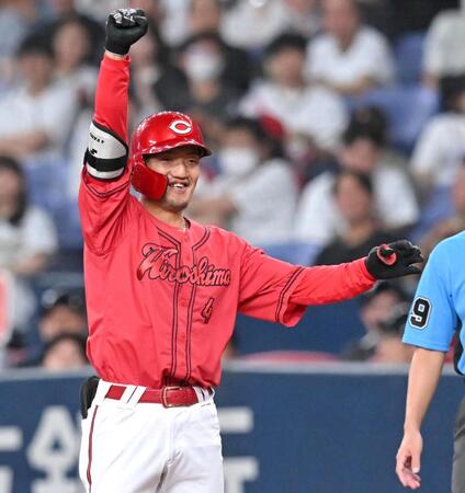 　４回、勝ち越し打を放ち、塁上でガッツポーズする矢野（撮影・飯室逸平）