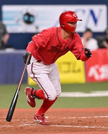 　４回、勝ち越し適時打を放つ矢野（撮影・西田忠信）