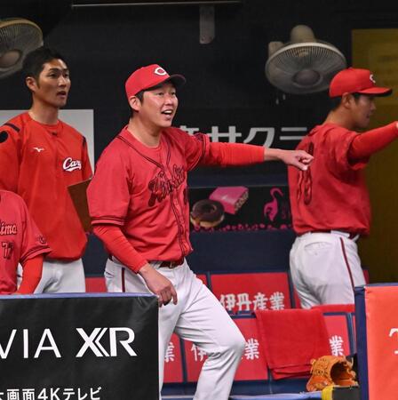 　４回、矢野の勝ち越し打に笑顔を見せる新井監督（撮影・西田忠信）