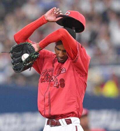 　５回、汗をぬぐうアドゥワ（撮影・飯室逸平）