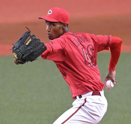 　力投する先発のアドゥワ（撮影・飯室逸平）