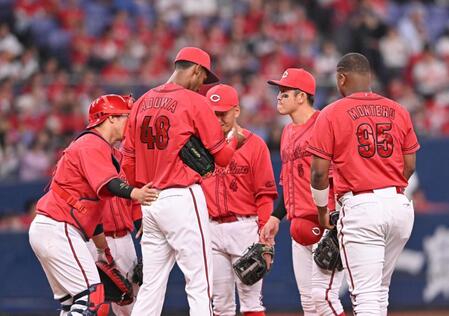 　１回、マウンドに集まる広島ナイン（撮影・西田忠信）