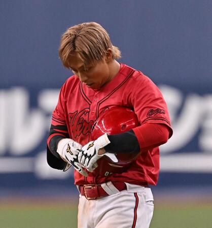 　８回、二ゴロに倒れうつむく羽月（撮影・西田忠信）