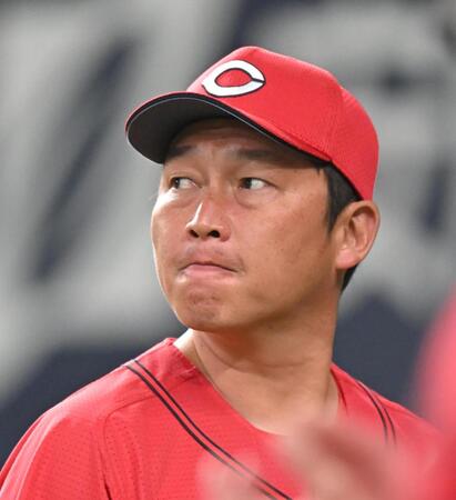 　厳しい表情をみせる新井監督（撮影・飯室逸平）