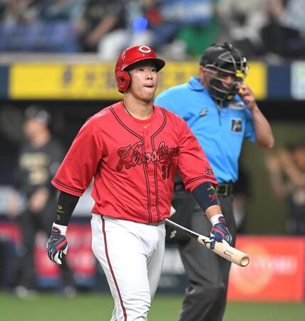 　７回、空振り三振に倒れベンチへ戻る坂倉（撮影・飯室逸平）