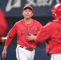 　５回、選手交代を告げベンチへ戻る新井監督