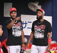 　モンテロ（左）とおそろいのシャツでグラウンドに姿を見せるファビアン（撮影・西田忠信）