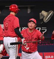 　４回、矢野の適時打で生還した秋山（左）を迎える新井監督（撮影・西田忠信）